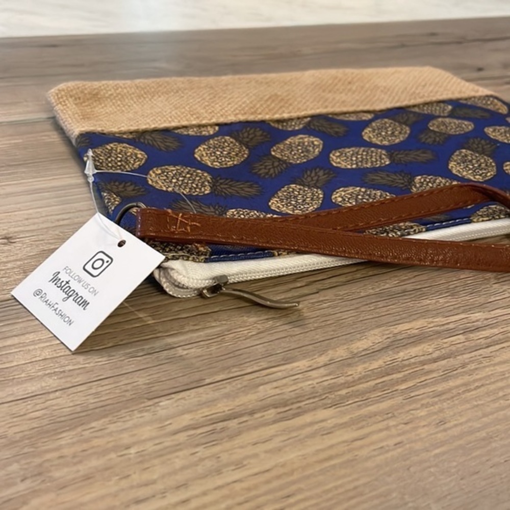 🍍 Wristlet Pouch 🍍 - Picture 2 of 5